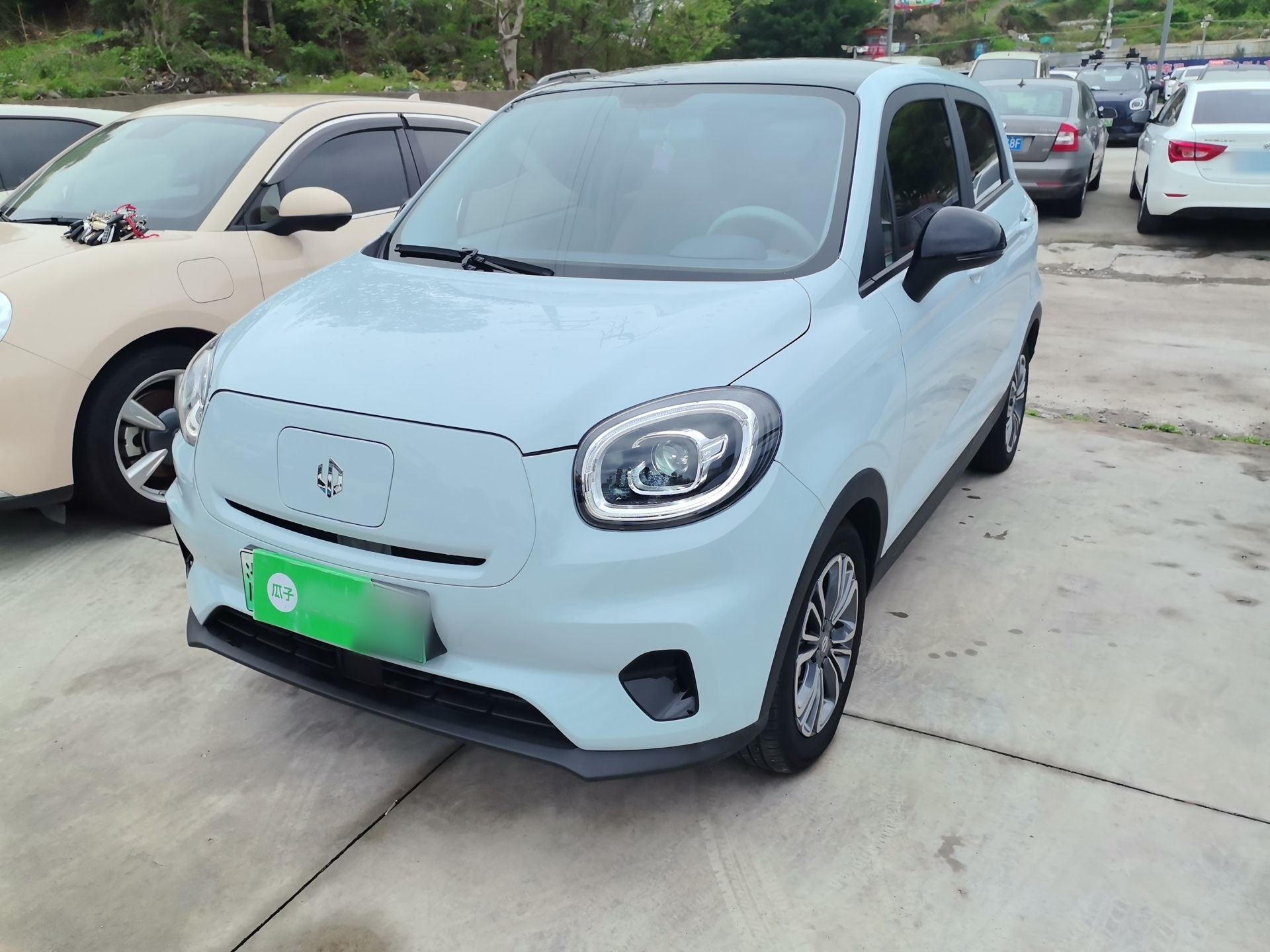 Под передней частью автомобиля