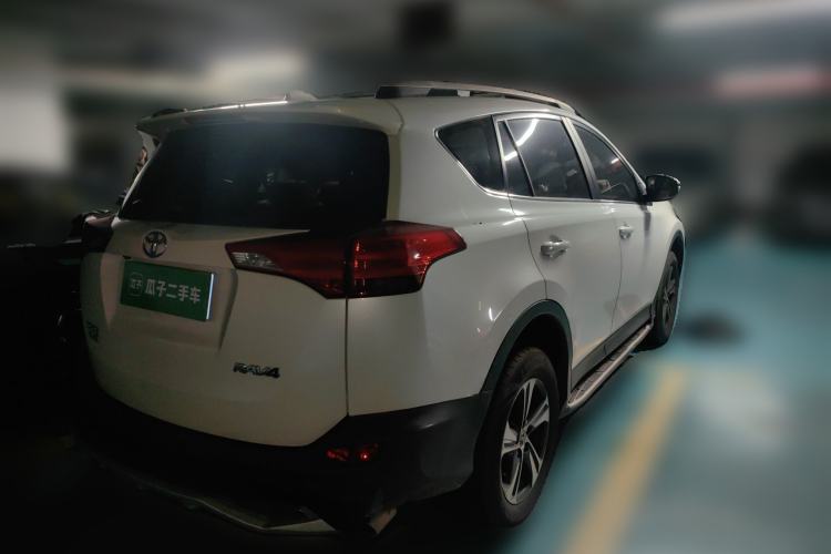 Used Toyota RAV4 2015 2.0L CVT Two-Wheel Drive Fashion Edition Rear Right 45 Deg