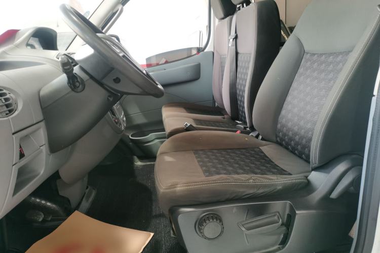 Used SAIC MAXUS Xintu V80 2018 2.5T AMT Aoyuntong Long Wheelbase Mid-Roof 7/10-Seater Left Front Seat