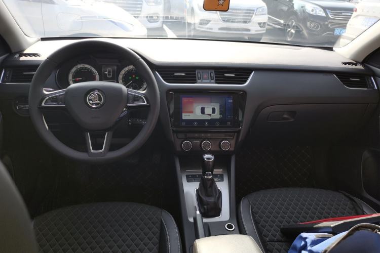 Used Skoda Octavia 2019 1.5L Automatic Smart Drive Luxury Edition China VI Standard Center Console