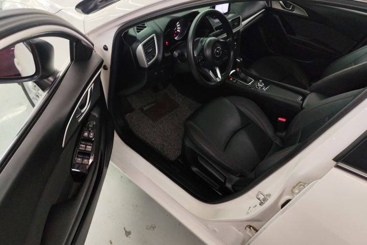 Used Mazda 3 Axela 2019 Cloud-Controlled Sedan 1.5L Automatic Luxury Model China VI Standard Driver Seat