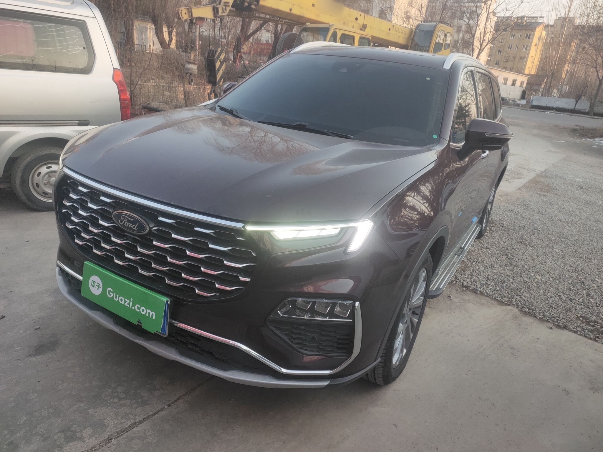 تحت مقدمة السيارة