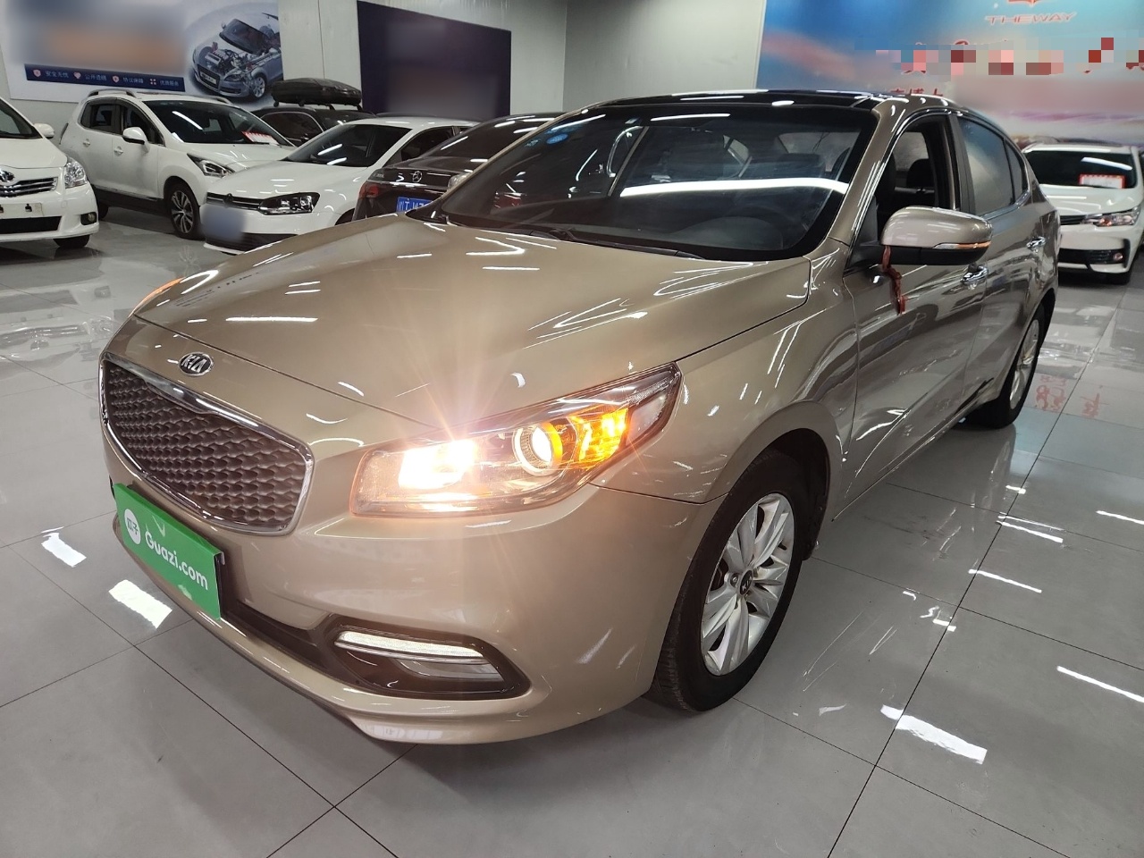 تحت مقدمة السيارة