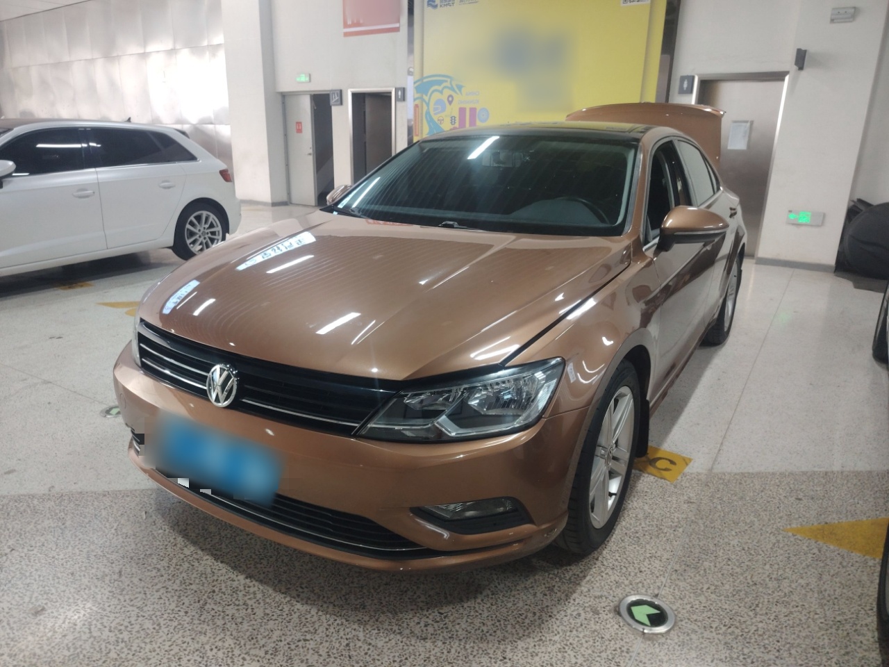 تحت مقدمة السيارة