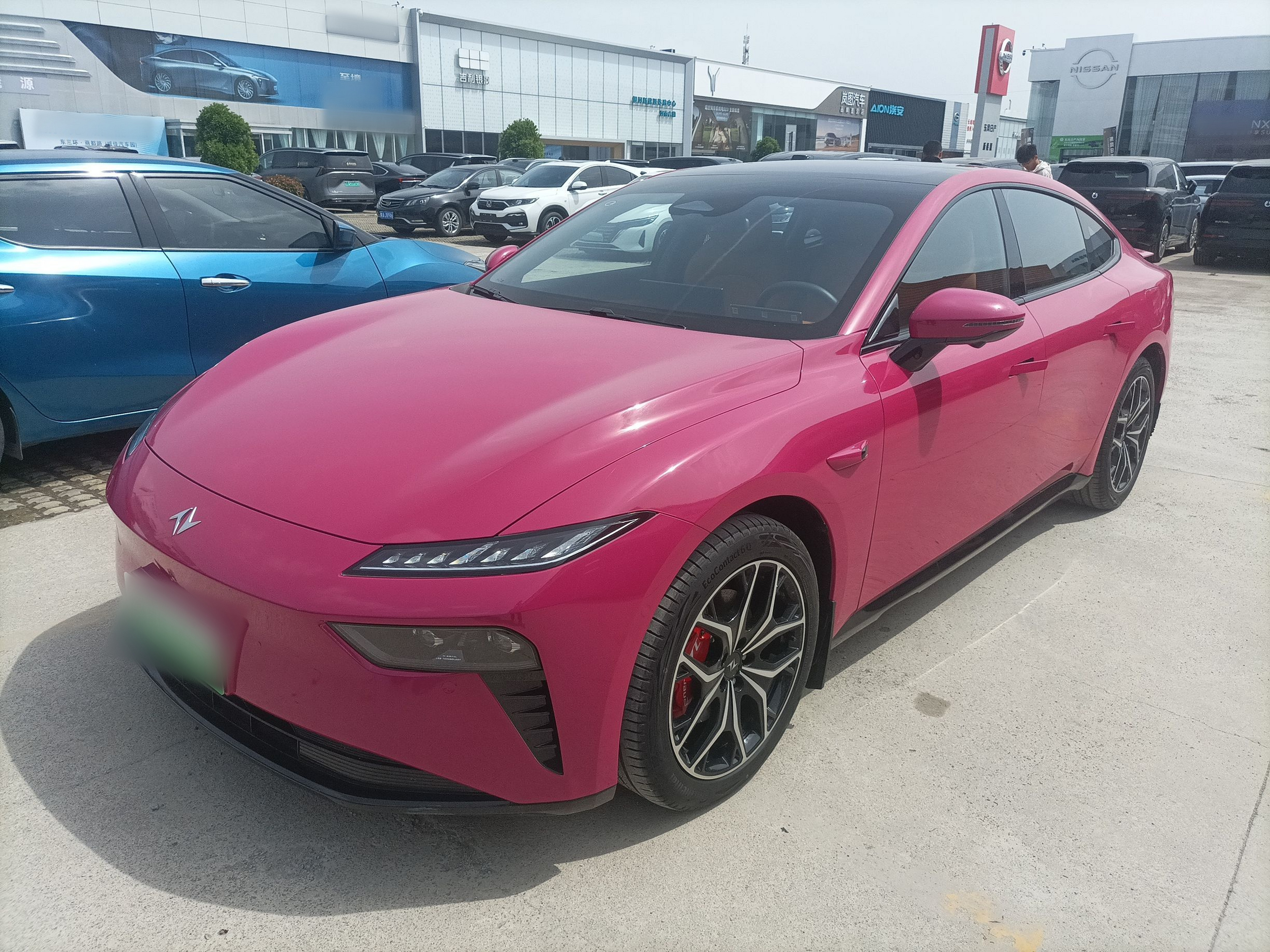 تحت مقدمة السيارة