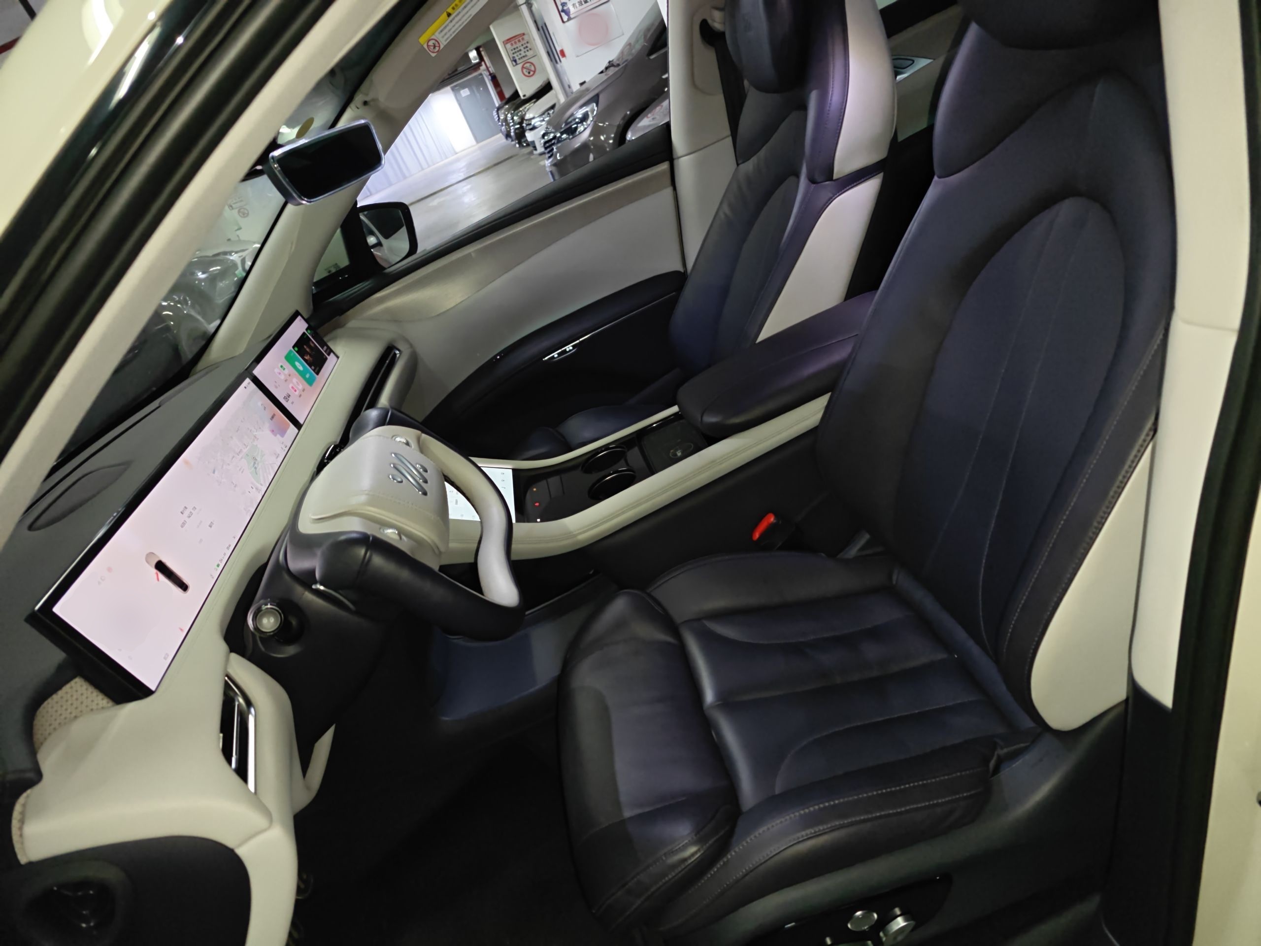 Переднее сиденье в автомобиле