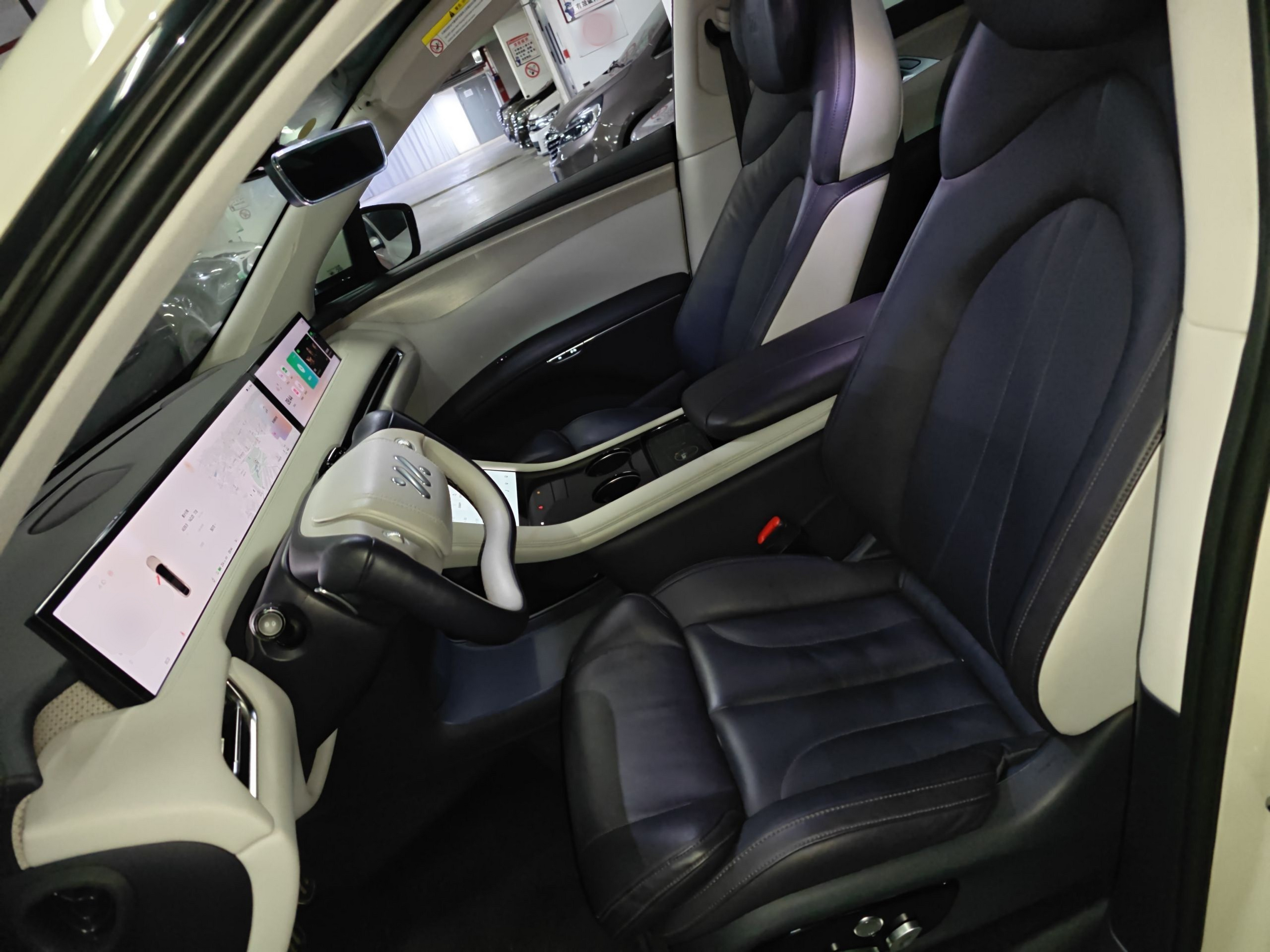 المقاعد الأمامية داخل السيارة