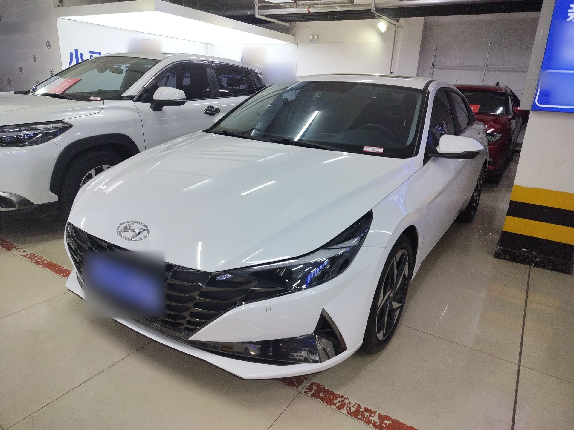 Под передней частью автомобиля