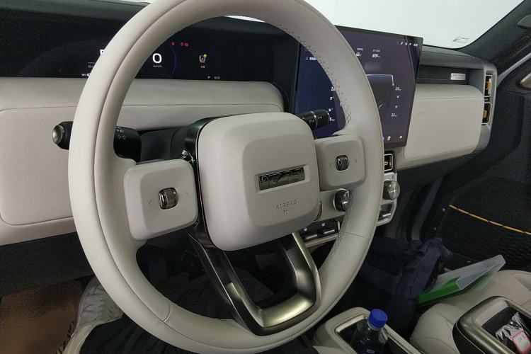 Used iCAR V23 2026 Model 550 Two-Wheel Drive Super Sports Edition Center Console