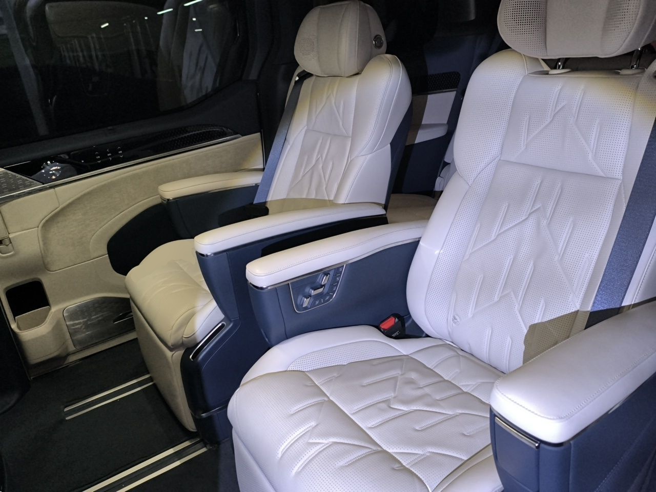 Zeekr 009 2024 7-Seater Aisle Version 108 kWh — снимка 17