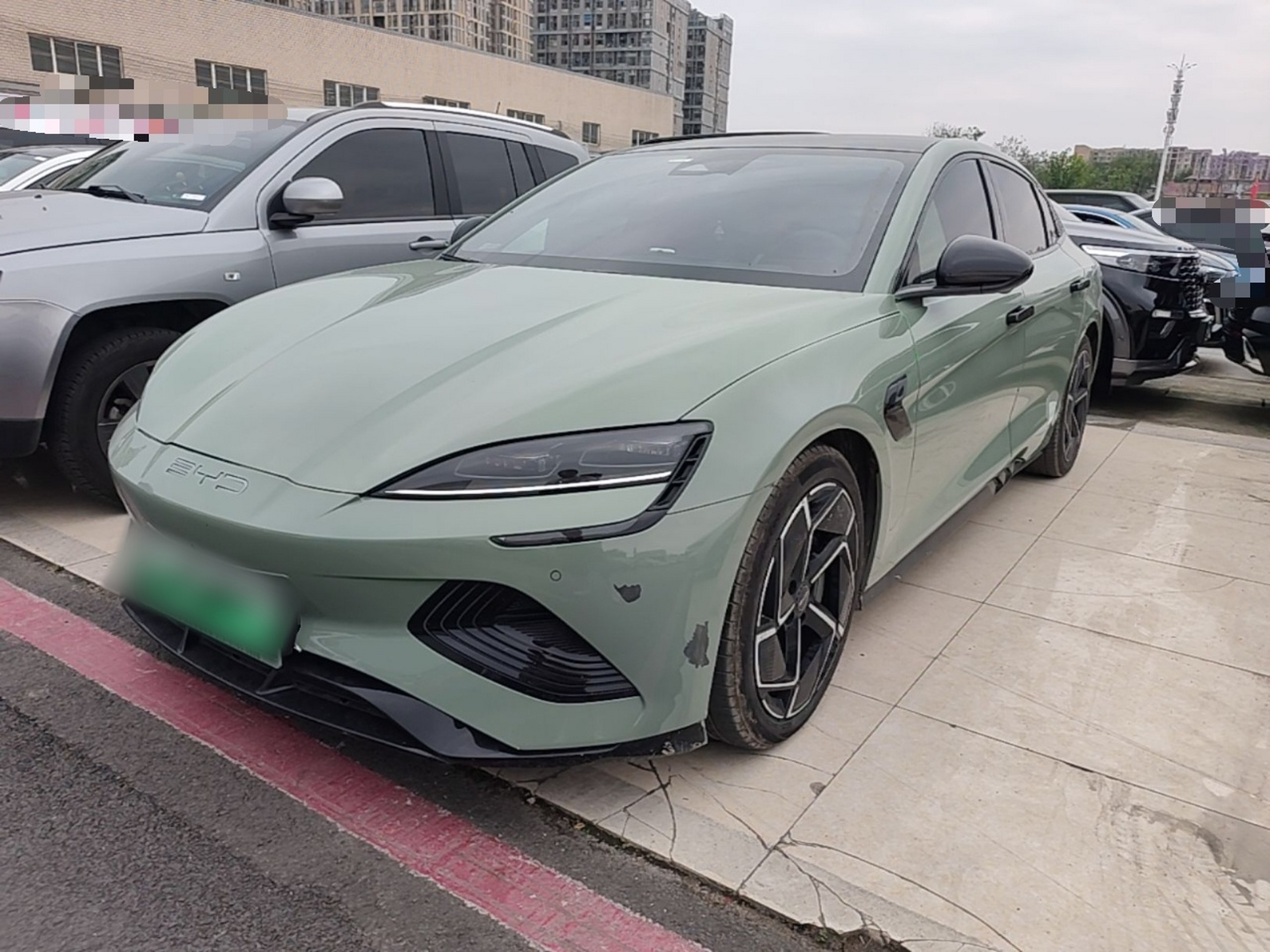 Под передней частью автомобиля