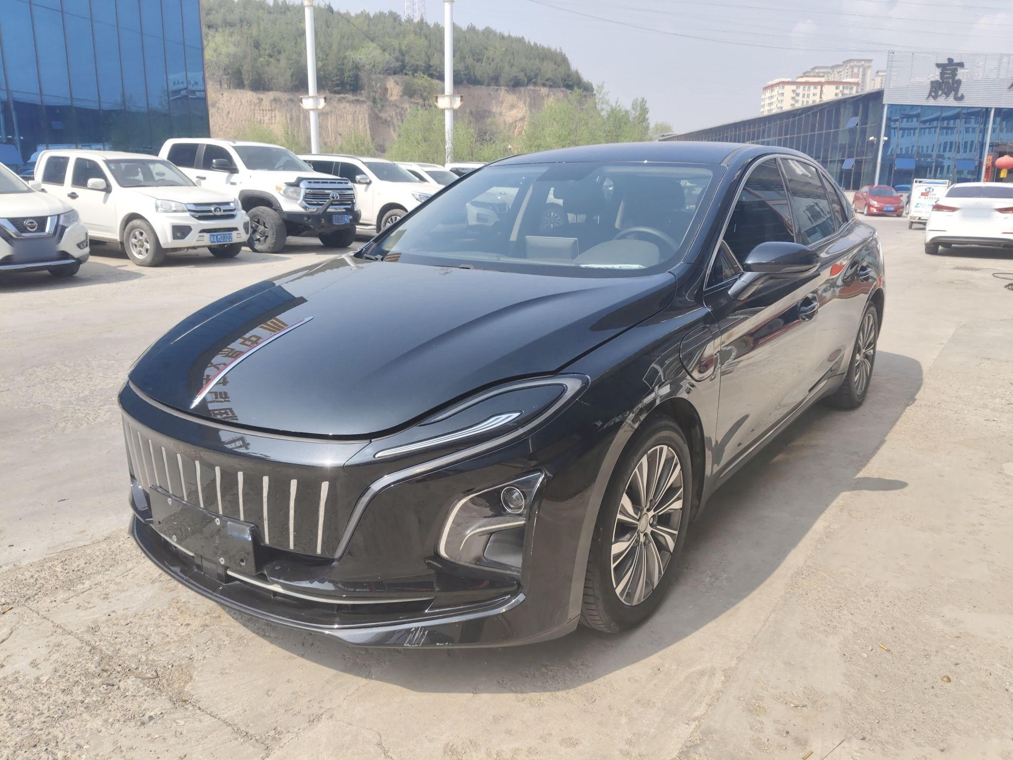 Под передней частью автомобиля