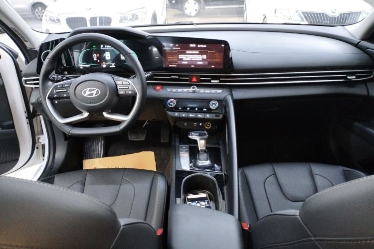 Used Hyundai Elantra 2023 1.5L CVT LUX Prestige Edition Center Console