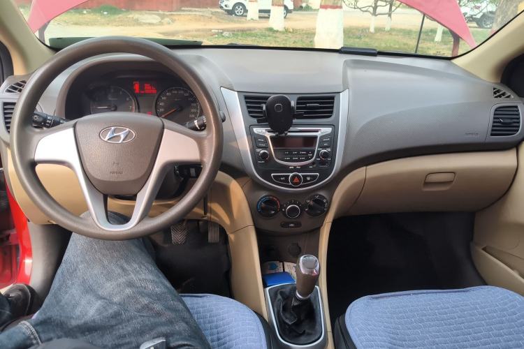 Used Hyundai Verna (older generation) 2010 Sedan 1.4L Manual Comfort GS Center Console