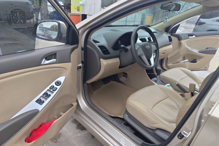 Used Hyundai Verna (older generation) 2011 Hatchback 1.4L Automatic Comfort Model GS Driver Seat