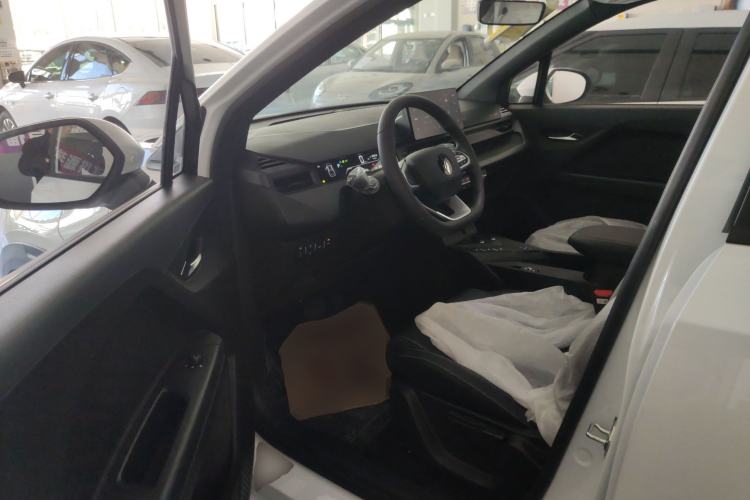 Used Livan 7 2024 605 km Wealth Edition