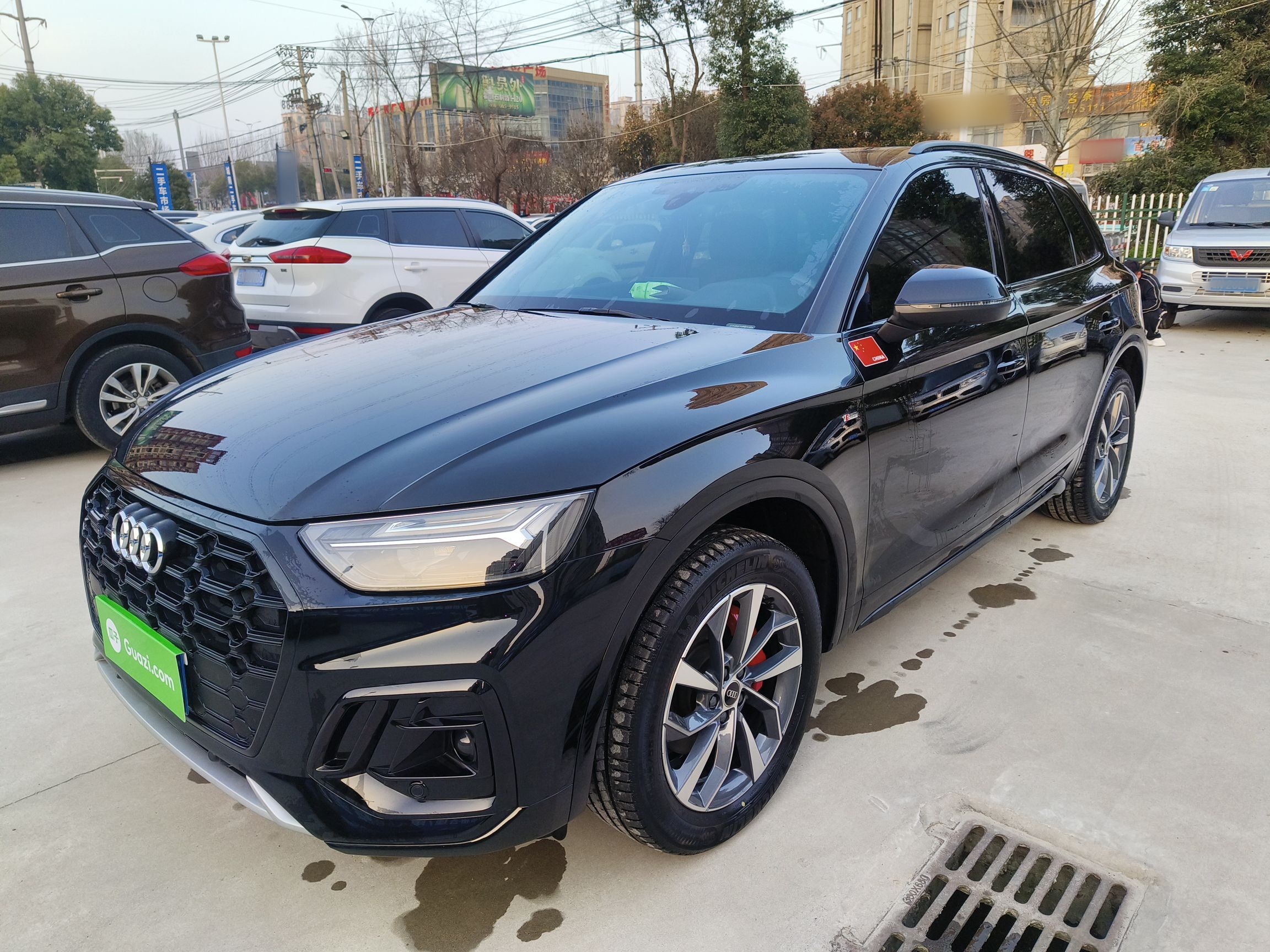 Под передней частью автомобиля