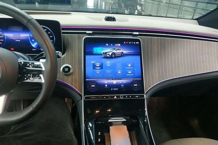 Used Mercedes-Benz EQE SUV 2024 500 4MATIC Luxury Edition Center Console