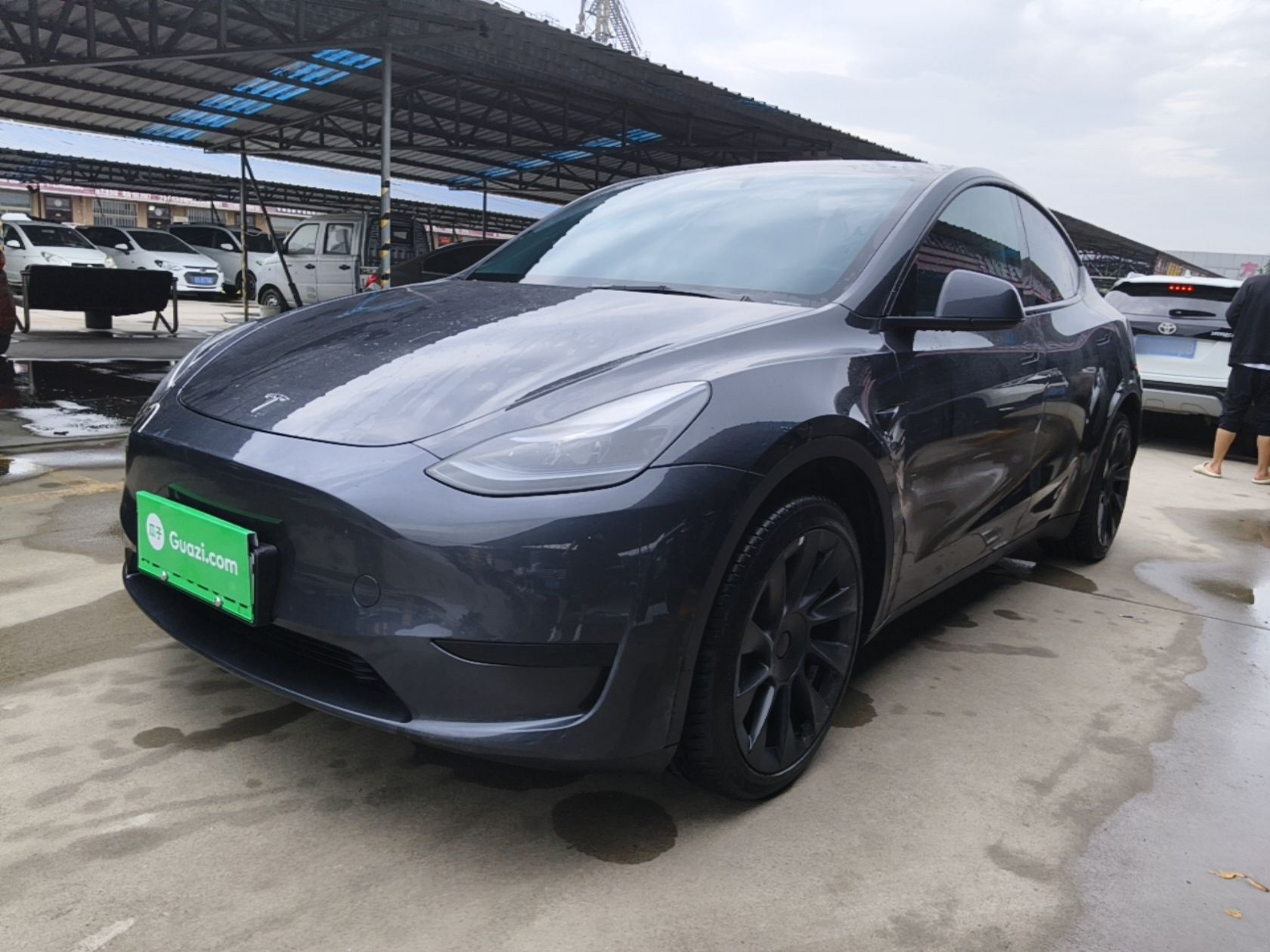 Под передней частью автомобиля