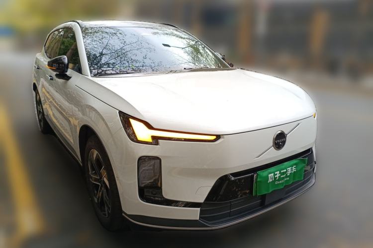 Used Volvo XC70 Plug-in Hybrid 2026 Model Four-Wheel Drive Long-Range Core Front Right 45 Deg