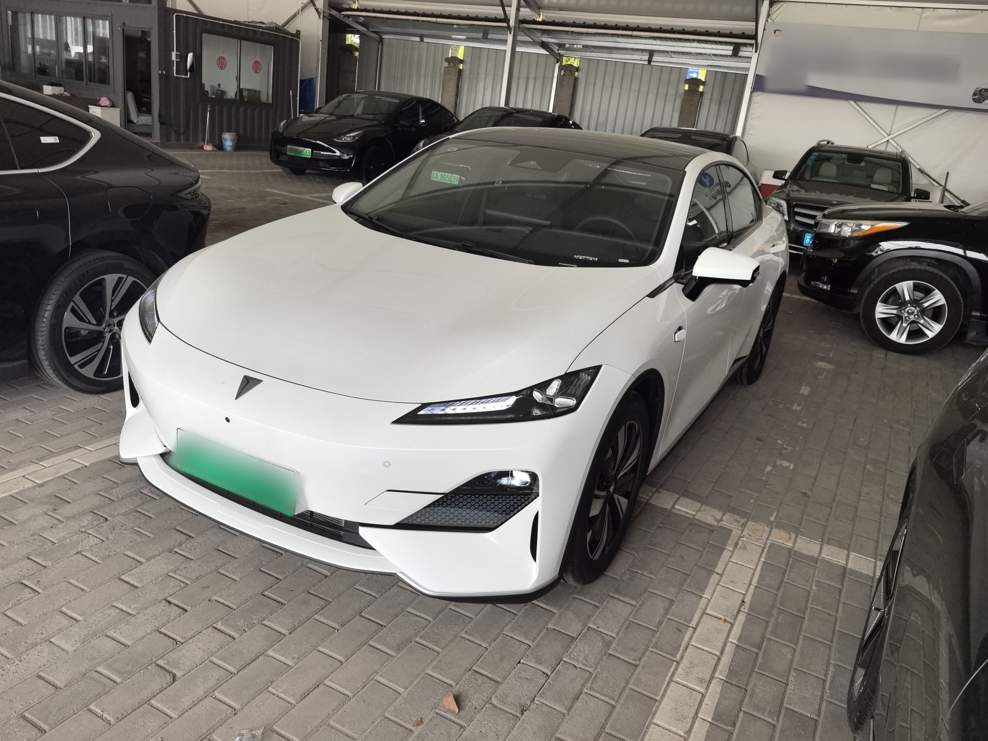 تحت مقدمة السيارة