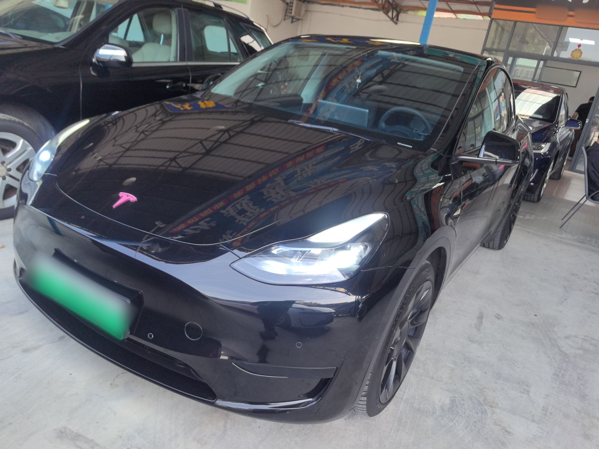 تحت مقدمة السيارة