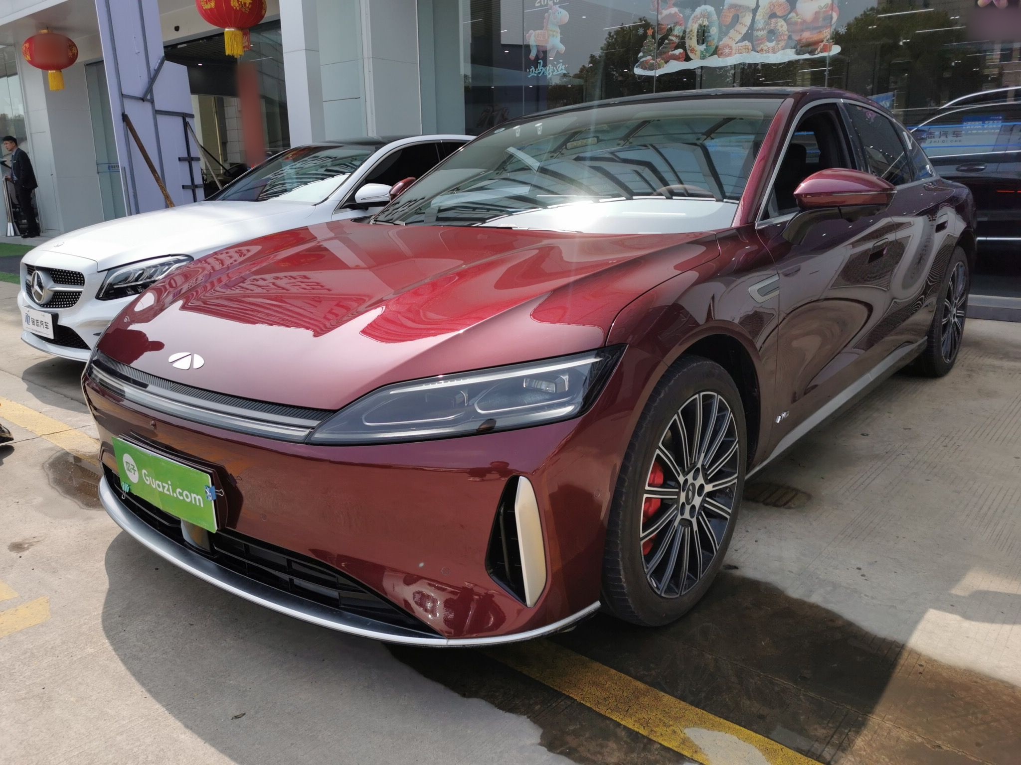 Под передней частью автомобиля