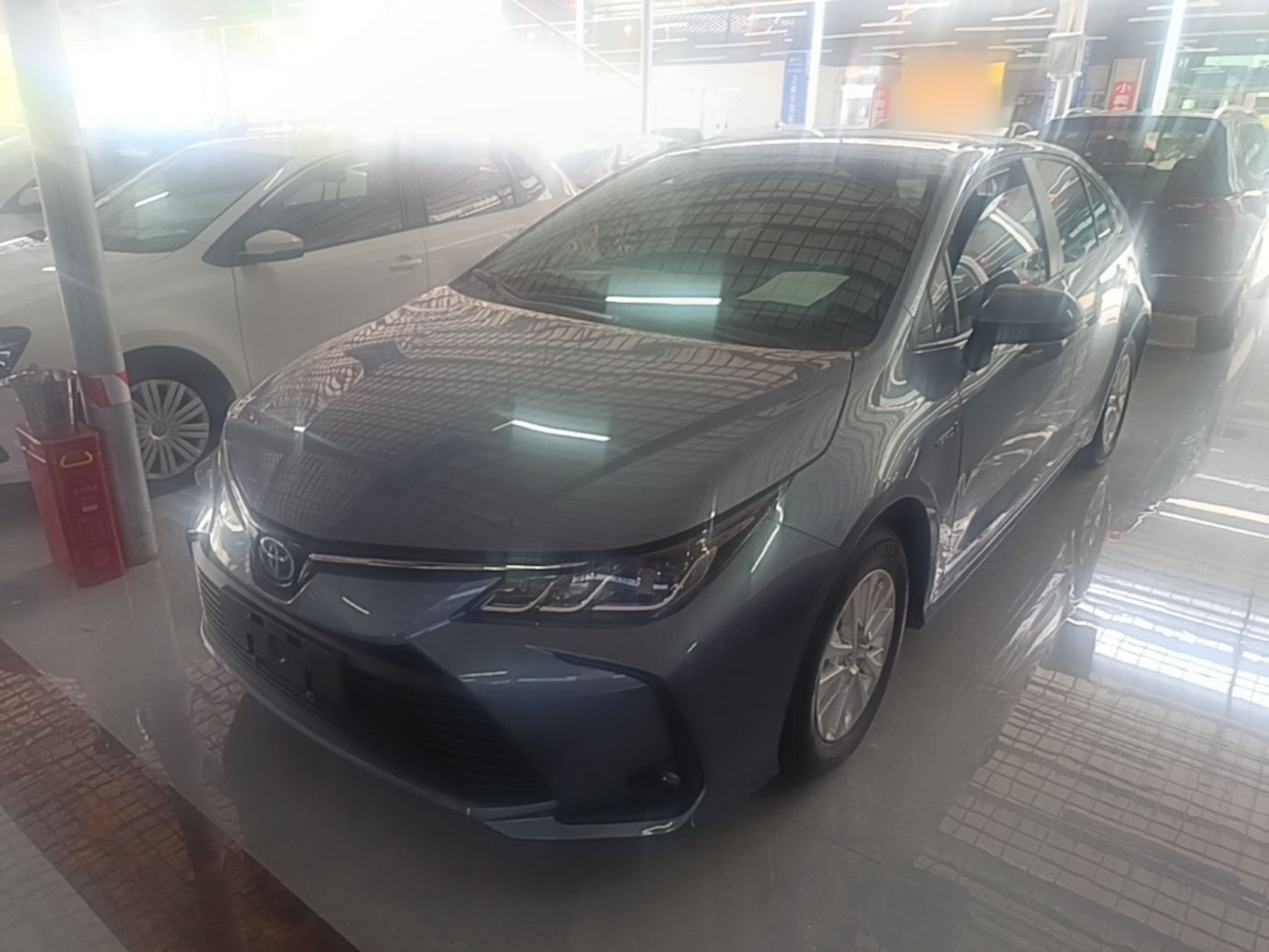 Под передней частью автомобиля