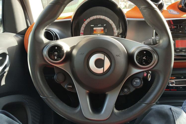 Used smart fortwo 2015 1.0L 52 kW Hardtop Passion Edition Steering Wheel