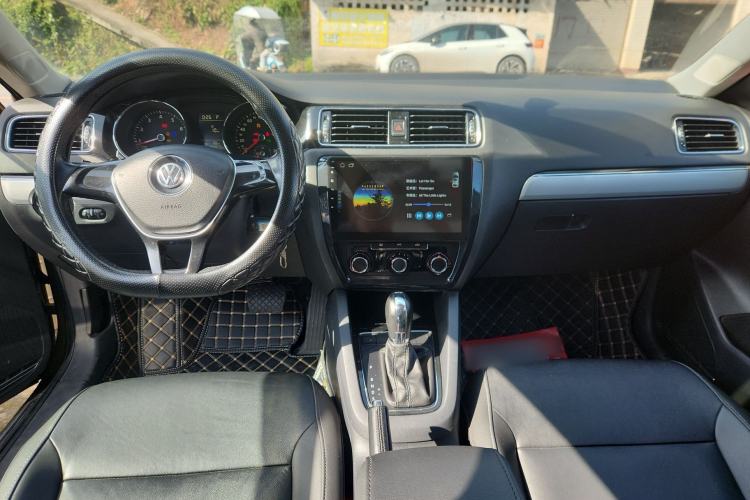 Used Volkswagen Sagitar 2016 230TSI 25th Anniversary Edition Center Console