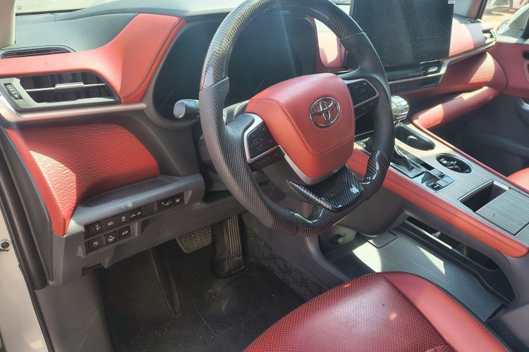 Used Toyota SIENNA 2024 2.5L Hybrid Comfort Edition Interior 1