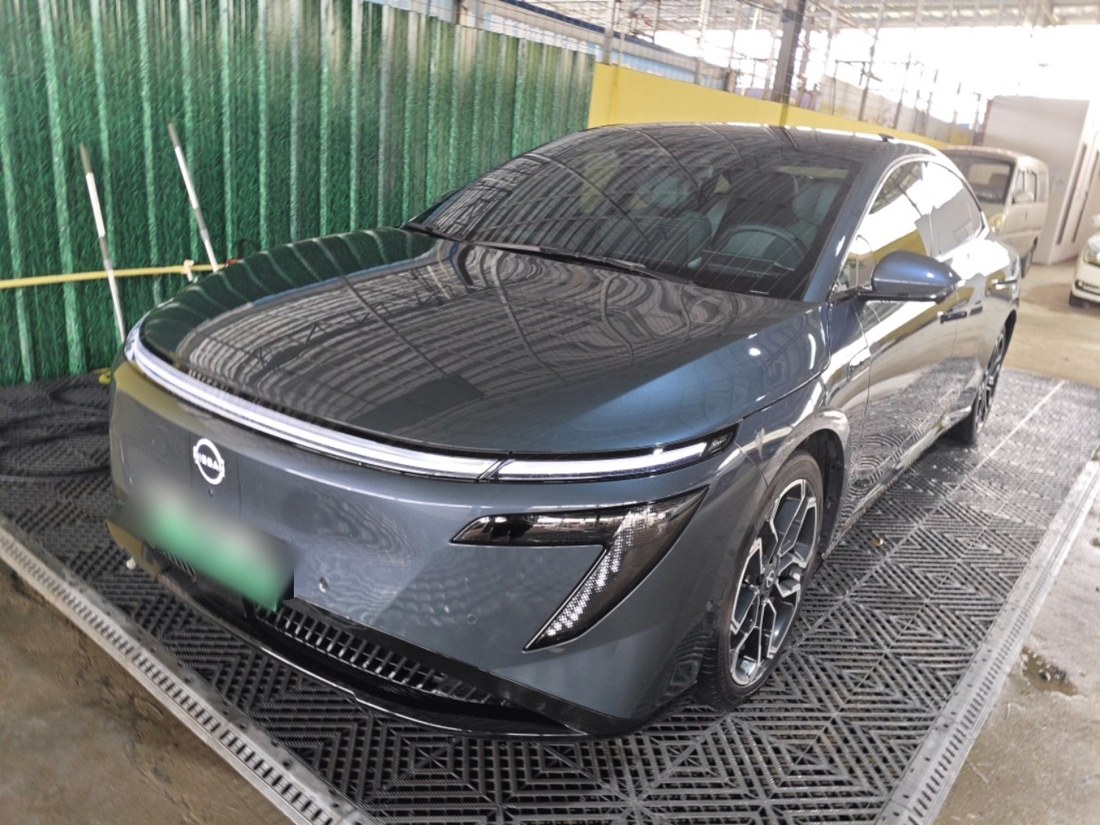 Под передней частью автомобиля