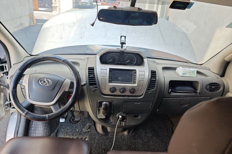 Used SAIC MAXUS Xintu V80 2016 2.5T Manual Aoyuntong National IV Short Wheelbase Mid-Roof 6-Seater

