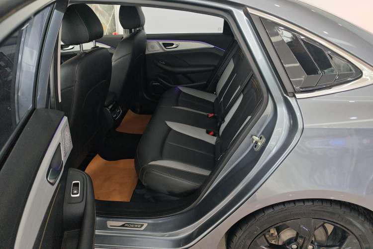 Used Roewe i6 MAX 2020 300TGI Automatic Supreme Edition with Cool Sunroof and Advanced Driving Features
