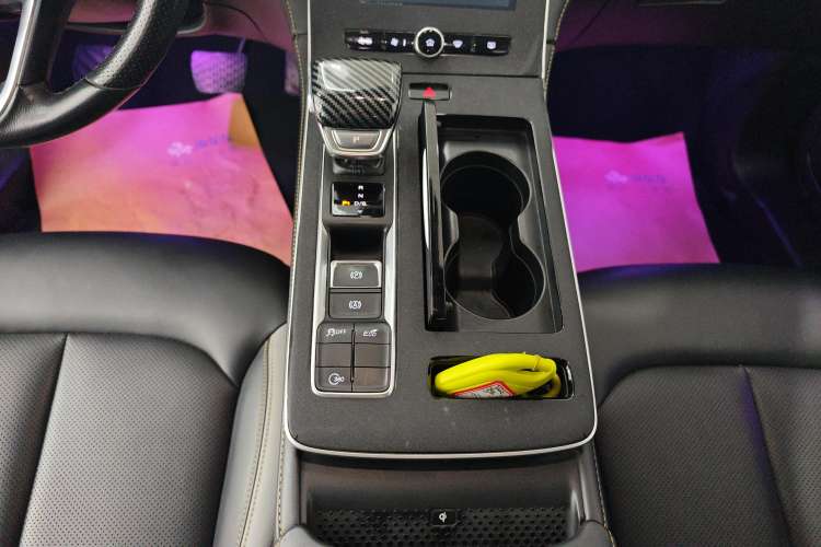 Used Roewe i6 MAX 2020 300TGI Automatic Supreme Edition with Cool Sunroof and Advanced Driving Features

