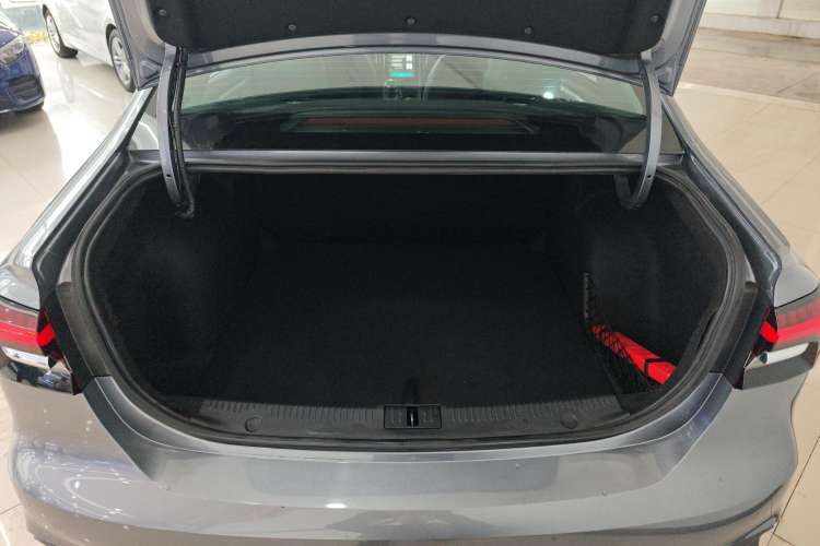 Used Roewe i6 MAX 2020 300TGI Automatic Supreme Edition with Cool Sunroof and Advanced Driving Features
