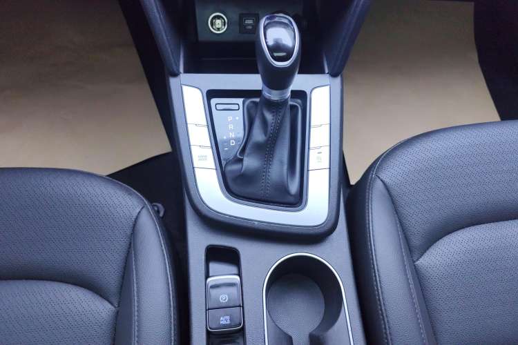 Used Hyundai Elantra (6th Generation / Lingdong) 2020 1.5L CVT Smart & Stylish – Elite Version Gear Lever