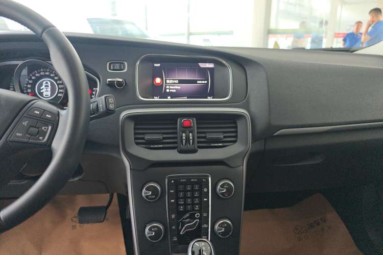 Used Volvo V40 2018 T3 Smart Edition