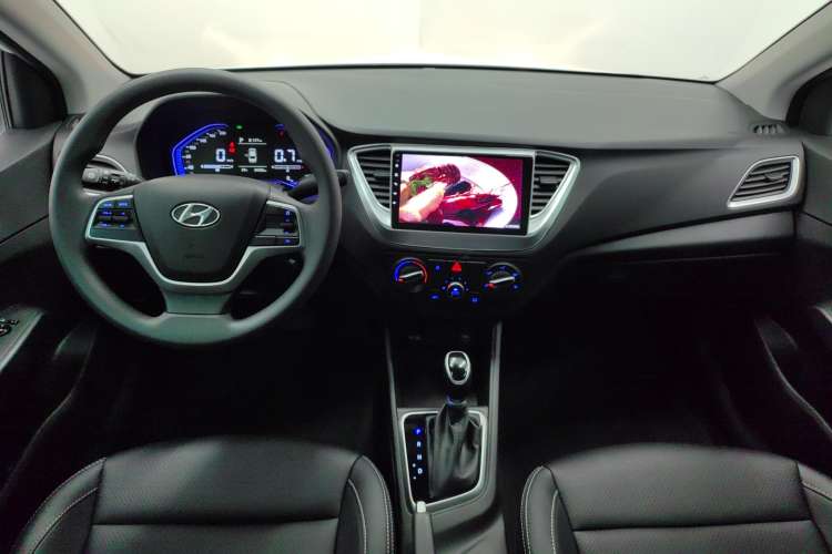 Used Hyundai Verna (new generation) 2020 1.4L CVT GLS Cool Edition Center Console