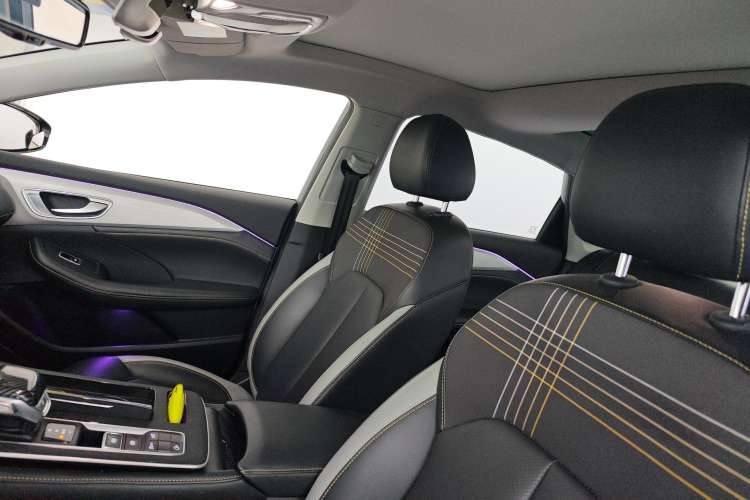 Used Roewe i6 MAX 2020 300TGI Automatic Supreme Edition with Cool Sunroof and Advanced Driving Features
