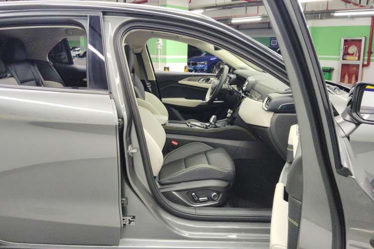 Used Lynk & Co 02 2022 2.0T DCT Shine Pro Right Front Seat