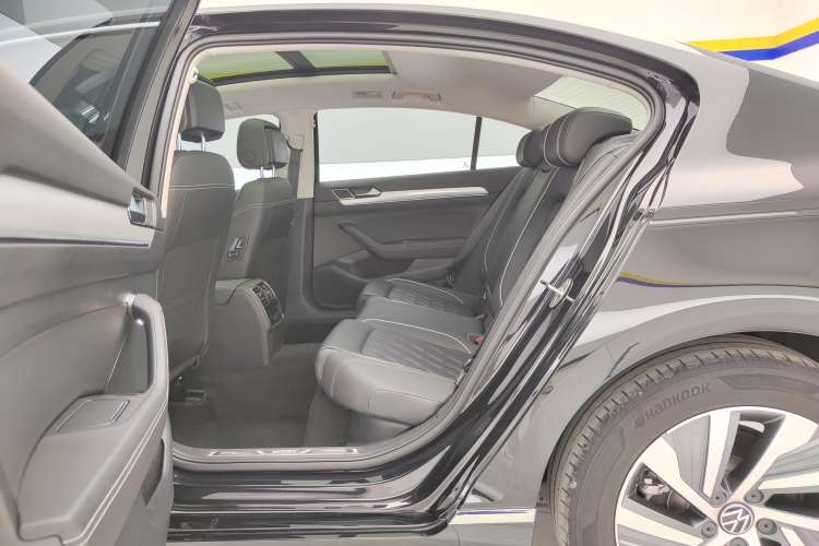 Used Volkswagen Tayron GTE Plug-in Hybrid 2022 1.4T Luxury Edition Right Rear Seat