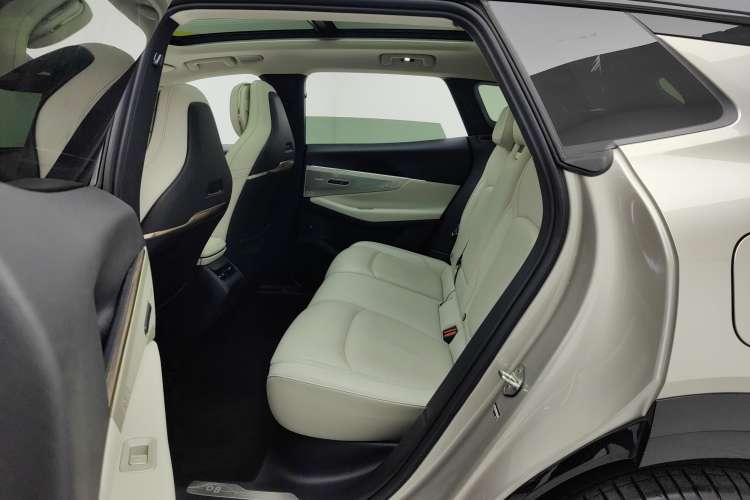 Used Lynk & Co 08 EM-P 2023 245km Ultra-Long Range Halo
