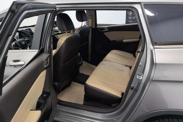 Used Baojun 310W 2017 1.5L Manual Fashion Model China V
