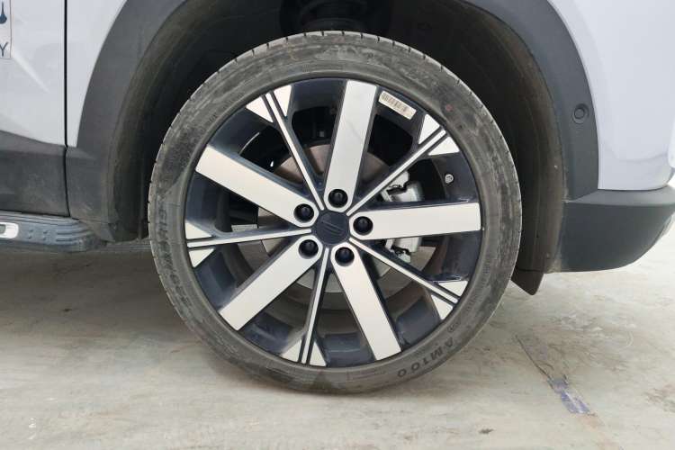 Used Geely Auto icon 2025 Linglong 1.5TD Jinxi Edition Left Front Wheel Hub