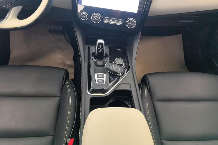 Used Lynk & Co 02 2022 2.0T DCT Shine Plus Gear Lever