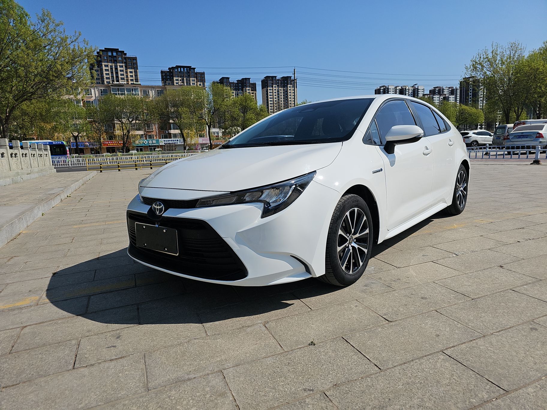 Под передней частью автомобиля