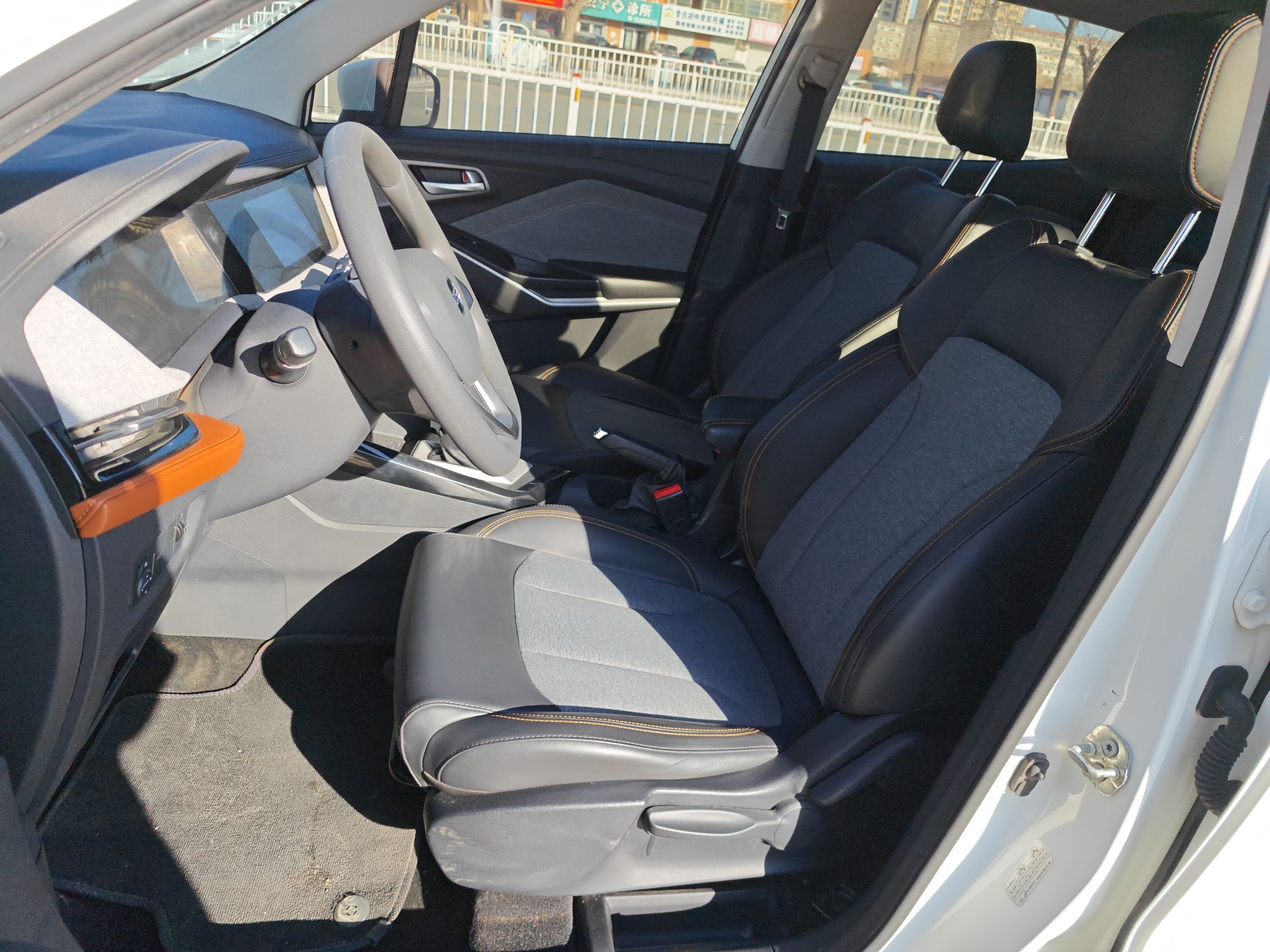 المقاعد الأمامية داخل السيارة