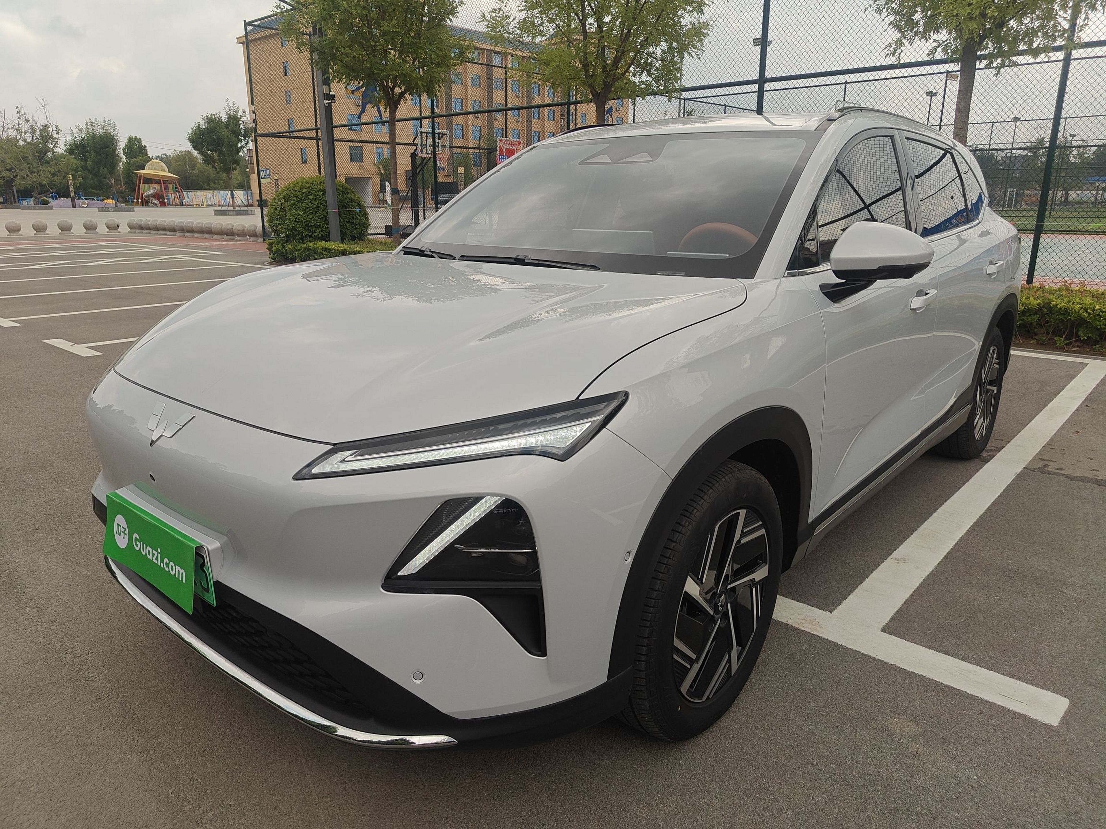 Unter der Vorderseite des Autos