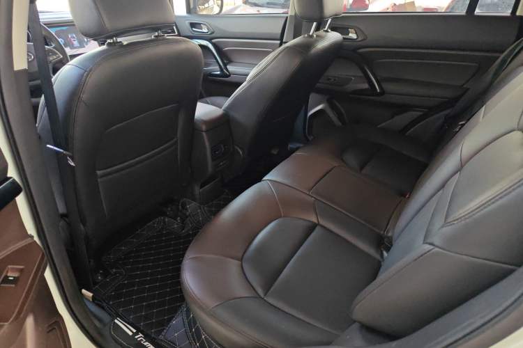 Used GAC Trumpchi GS4 2017 200T Manual Two-Wheel Drive Elite Edition Interior 4